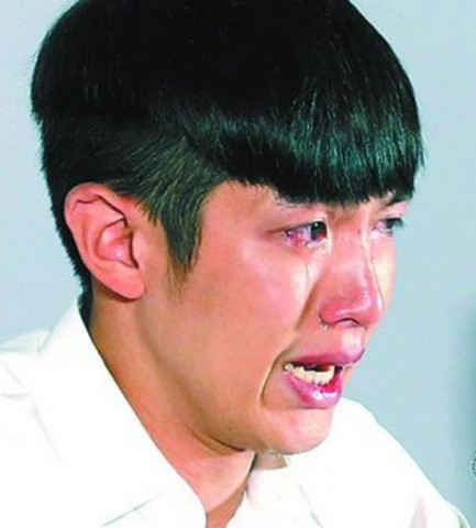 柯震东戒毒成功，亮相机场，一只手却意外暴露他的“小秘密”！