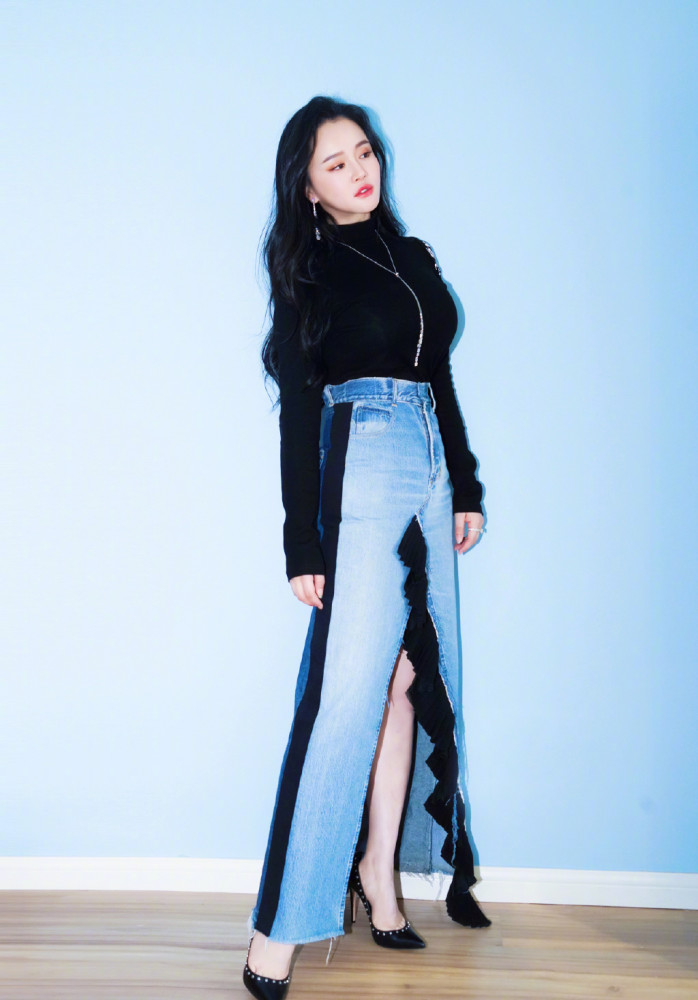 冉莹颖与老公机场秀恩爱,穿红色皮衣摩登霸气