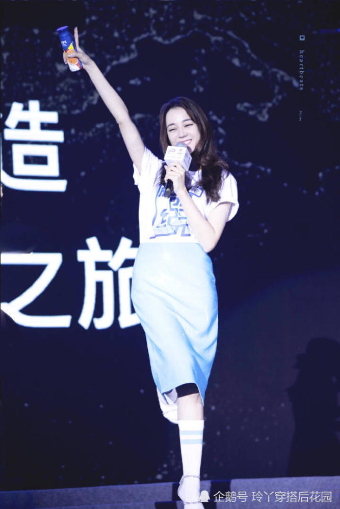 迪丽热巴裙子里面套秋裤,万把块的水晶凉鞋愣