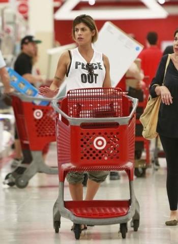 近日意大利性感女星,意甲教母伊莉莎贝塔-卡娜丽丝挺着怀孕的大肚子