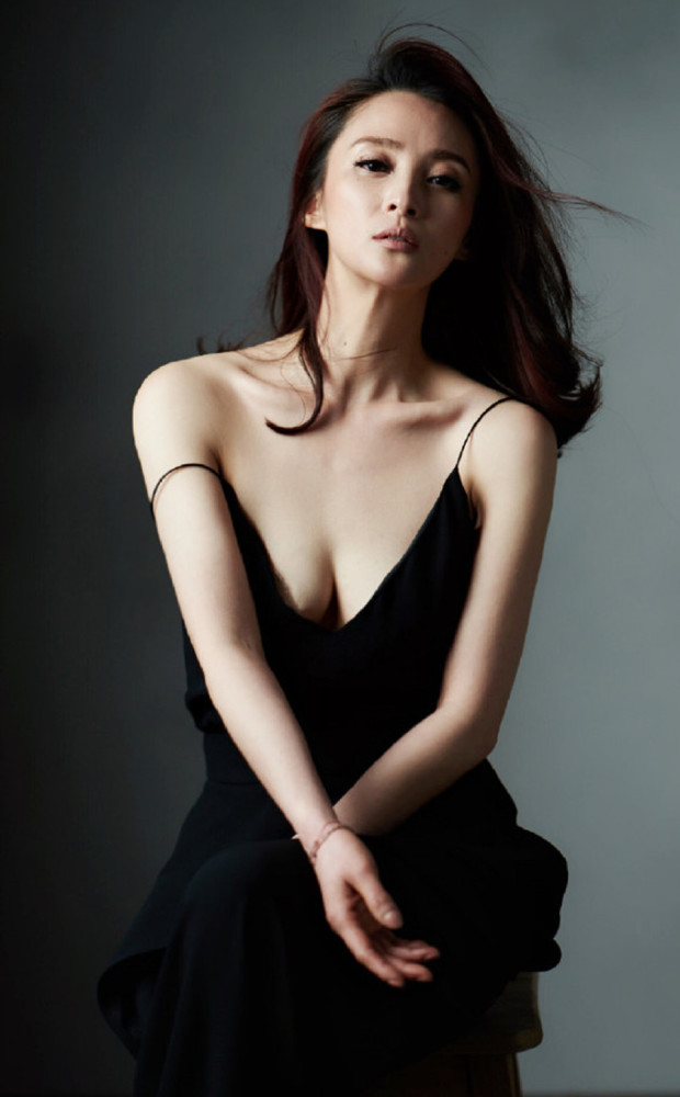 蒋勤勤早年性感写真照,吊带裙勾勒完美好身材,真女神