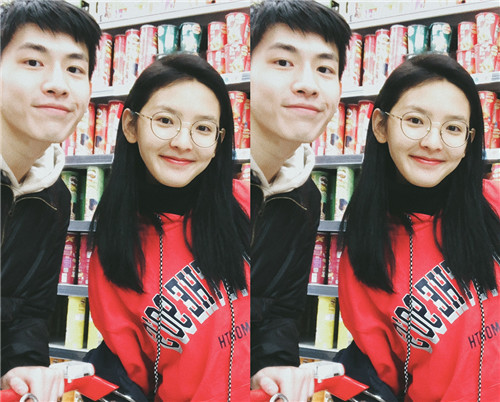 顾森湘私下拍照,"搞怪姐弟"上线,看到顾森西的手网友不淡定了