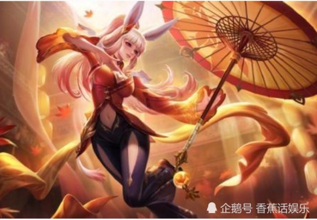 小姐姐cos蜜橘之夏,90度悬空趴在沙滩,露出"神秘"部位!