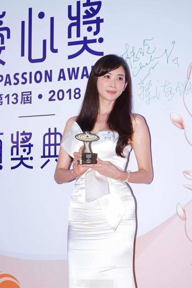 林志玲獲封「第一慈善名模」，領獎時的她看上去變圓潤了(組圖) 娛樂 第4張