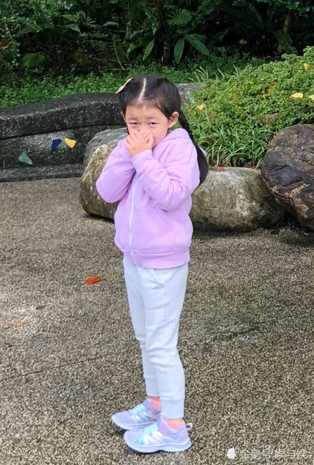 汪小菲帶女兒遊動物園，小玥兒長成翻版大S細長腿搶鏡(組圖)