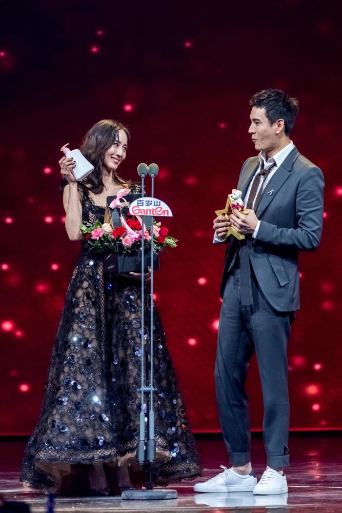 张钧甯为答谢经超擦鼻涕之恩,准备十箱洗手液还上台亲自送