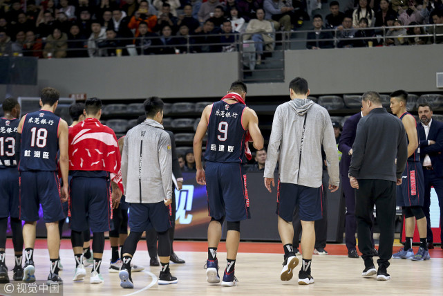 易建联已飞回广东治疗脚踝伤势 确定无缘辽粤