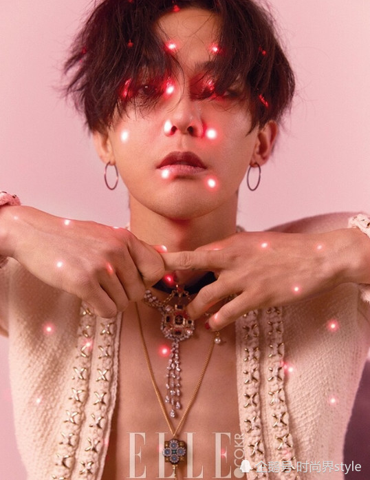 权志龙中分发型下"妖孽脸"被放大却暴露身材,网友:服兵役也好