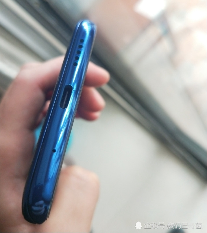 荣耀Magic2充电接口开裂:或为滑盖设计缺陷 网