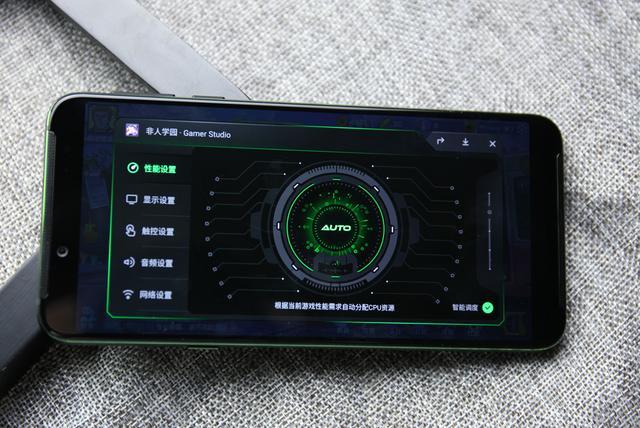 黑鲨 Helo 街头挑战各大品牌手机,这差距让人看