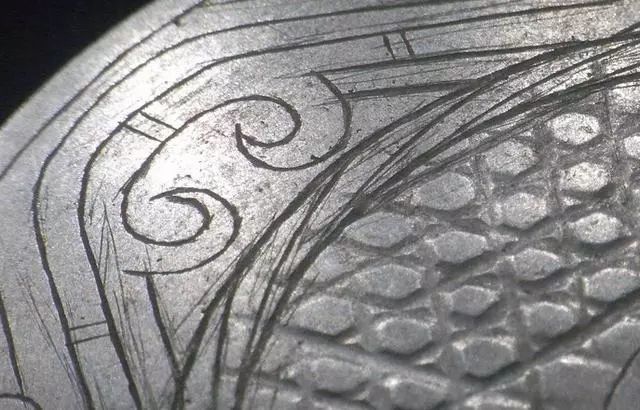 砣具转弯刻痕 阴刻线转弯处砣工犀利,流畅,能看到解玉砂的划痕,呈现