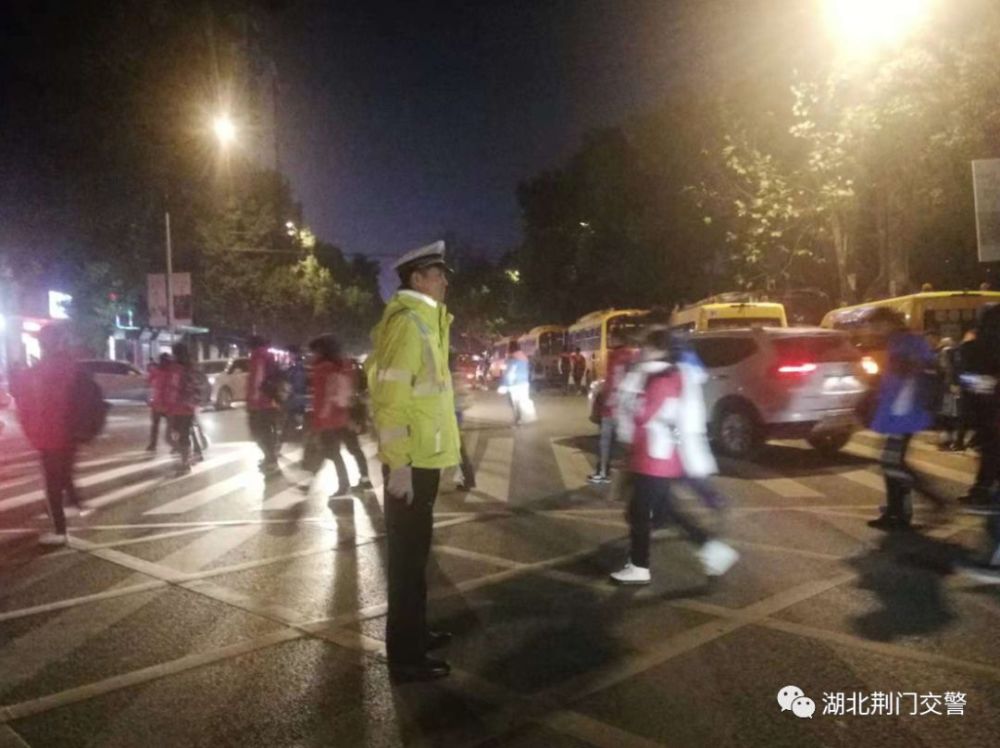 图为民警22点在龙泉中学门前护学