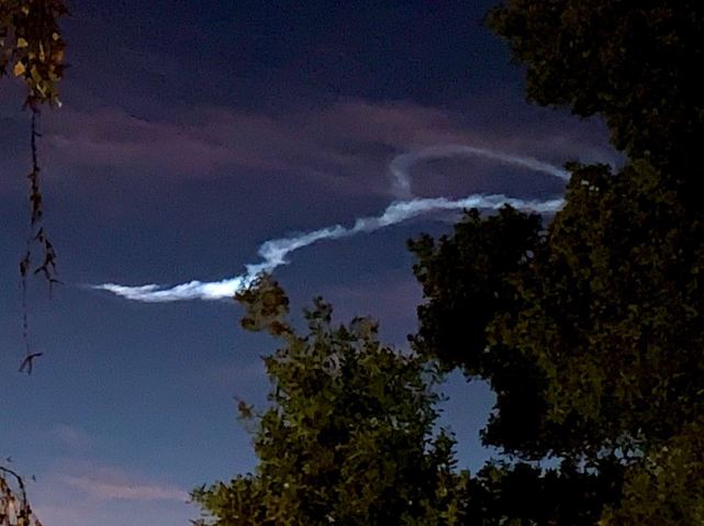 美国夜空出现绞索状亮光云 已证实不是火箭发射