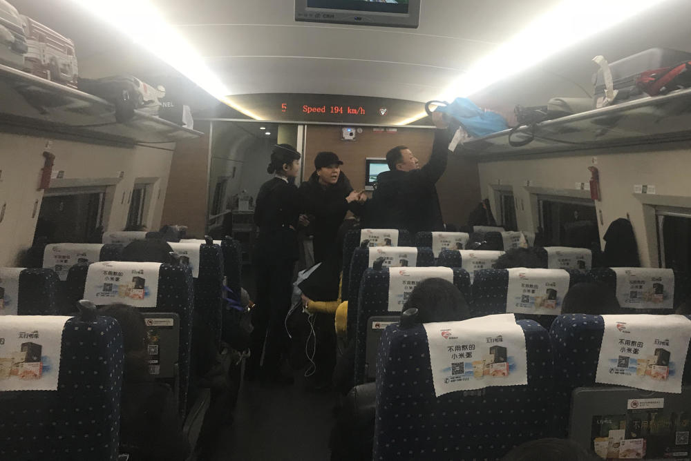 大妈高铁上被美女脱鞋熏醒 理论后被怼:你闻