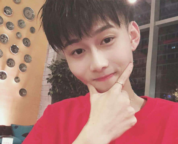 王乐乐为什么不喜欢露腿,看到纹身后,网友:顾茜茜情侣纹身?