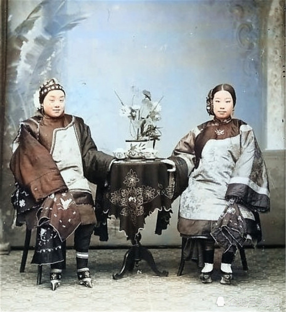 清朝民间美女老照片,一位躺着休息的清朝女子,从房间的陈设来看,生活