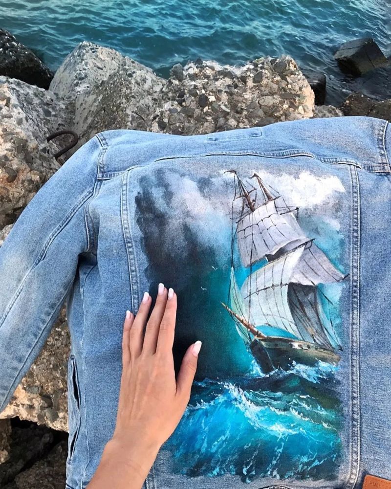 直接用丙烯在衣服上画画画的还是眼前的海景画完干了之后直接穿身上了