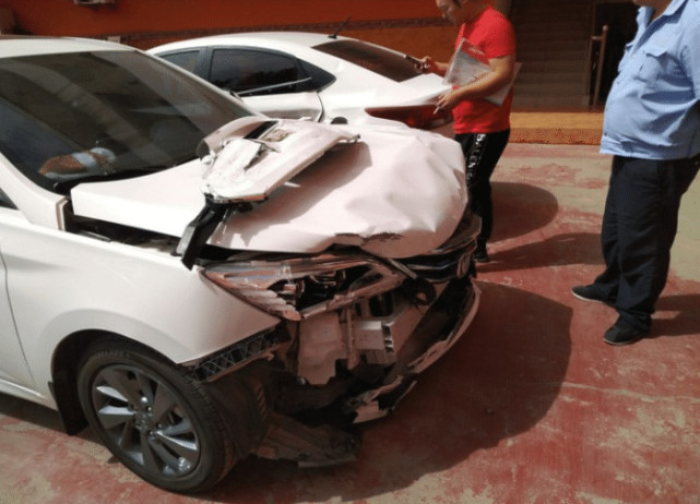 逸动dt正面碰撞现代悦纳 车主: 长安总算为国争光了!