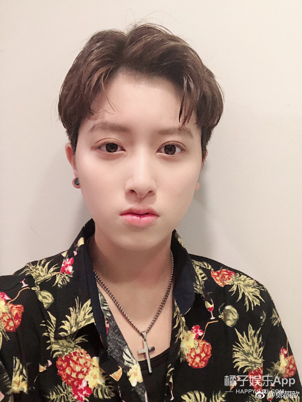 前一阵郑靓歆把头发又剪短了,在新剧《20之后》里的表现也蛮亮眼的.