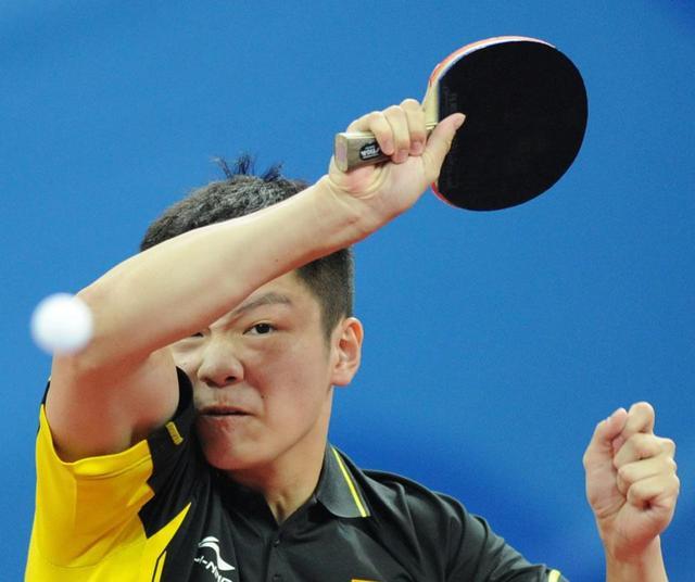 乒乓球横板球拍的正确握法发球时如何发挥手腕的灵活性