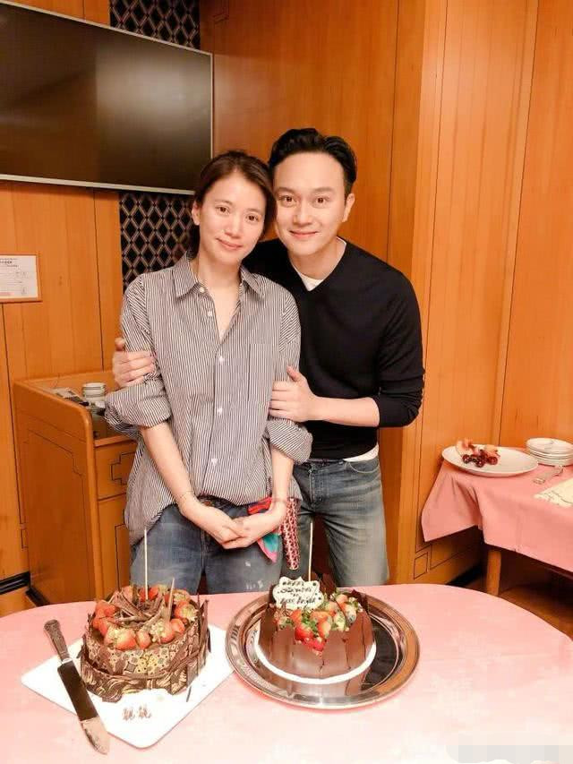 袁咏仪还是留长发好看,一款波浪长卷发重回港