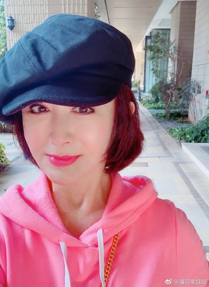 不老女神潘迎紫再次上线 69岁顶着妹妹头参加圣诞聚会宛如少女