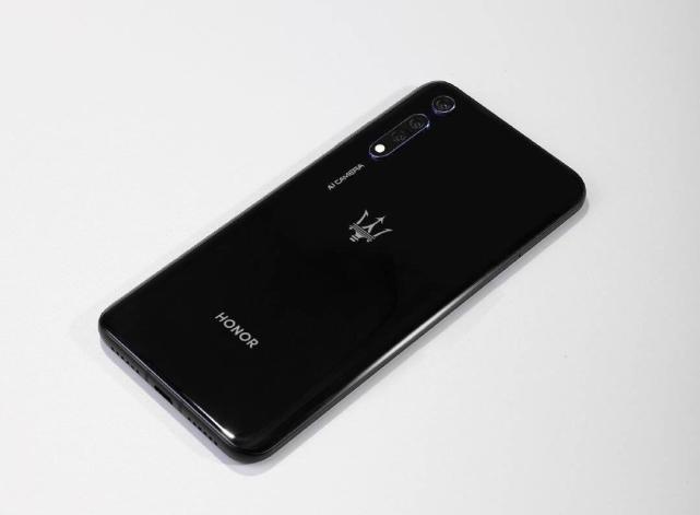 荣耀V20高配背面设计或有变化 售价或3299元