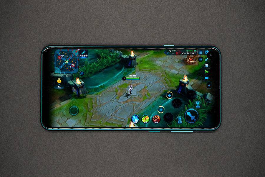 三星A8s评测:挖孔屏尝鲜者 或在明年成屏幕主