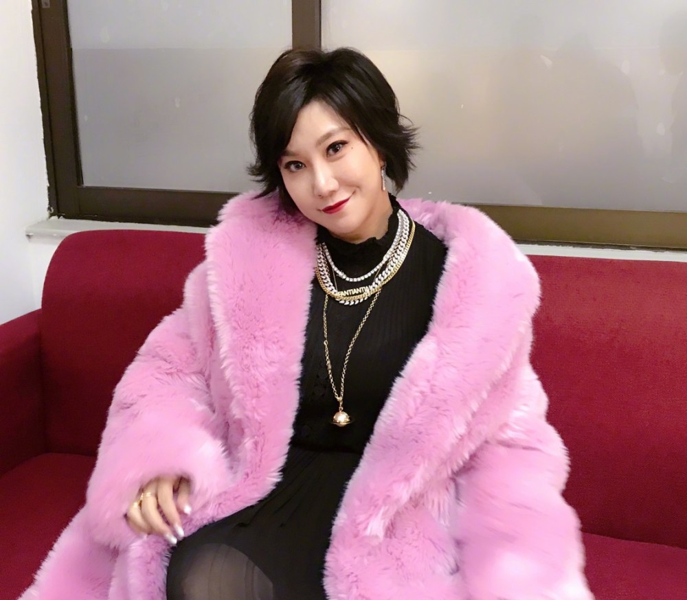 范湉湉终于穿对了,《吐槽大会》里西装搭配短裙优雅大气,真漂亮