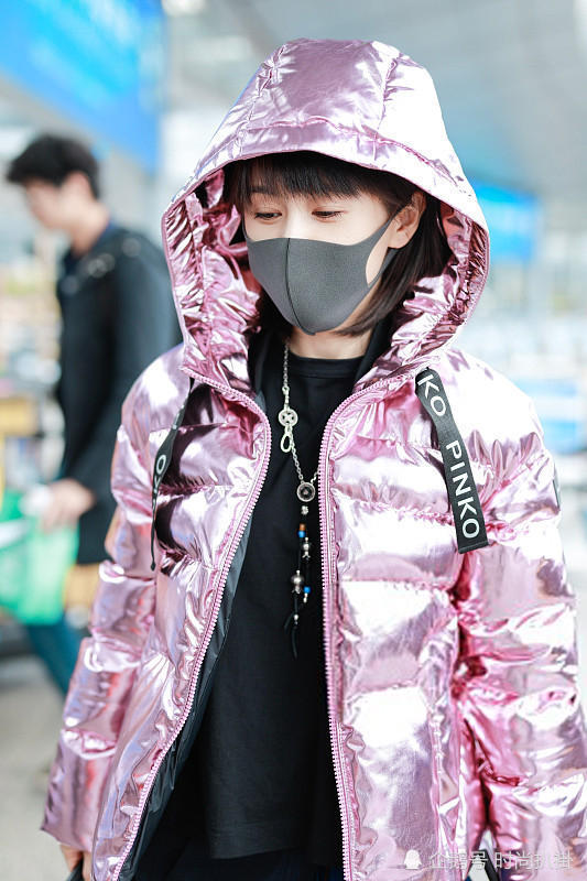 王子文与唐嫣穿同款羽绒服,只是换了件内搭,土气和洋气差距真大