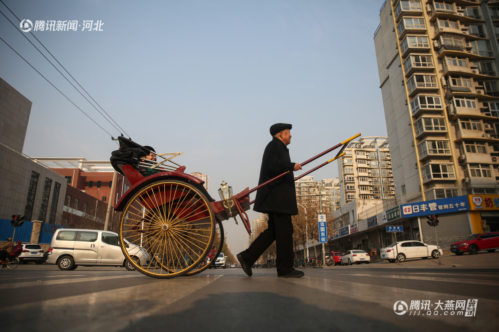 8旬老人变"车夫"用黄包车拉老伴 演绎"最浪漫的事"