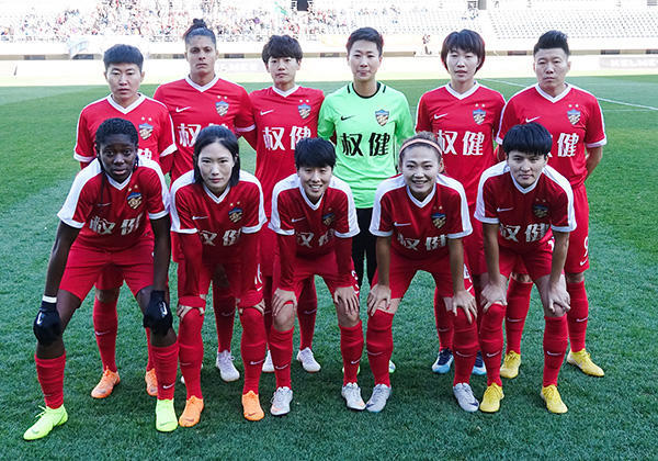 踢球姑娘遭疯抢?中超女足挂钩 规定投入扶贫