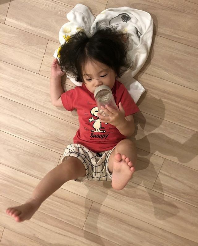 陈冠希陪女儿玩,alaia扎丸子头发型凌乱,趴地上手指地毯发呆