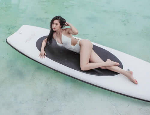 李成敏泳衣写真曝光,水上各种摆拍!网友直呼:受不了!