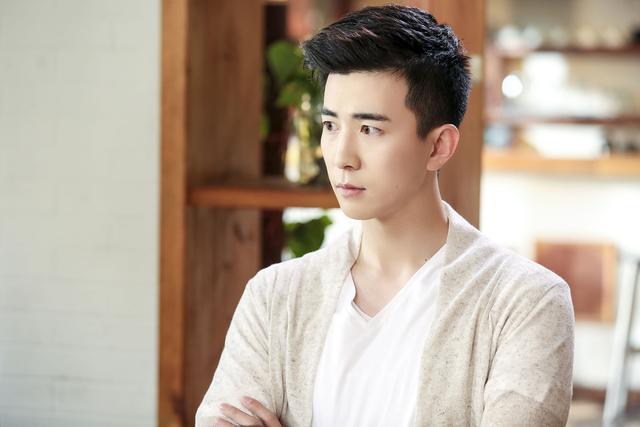 《一起同过窗》中的暖男余皓,新戏《我的单板女孩》成老板