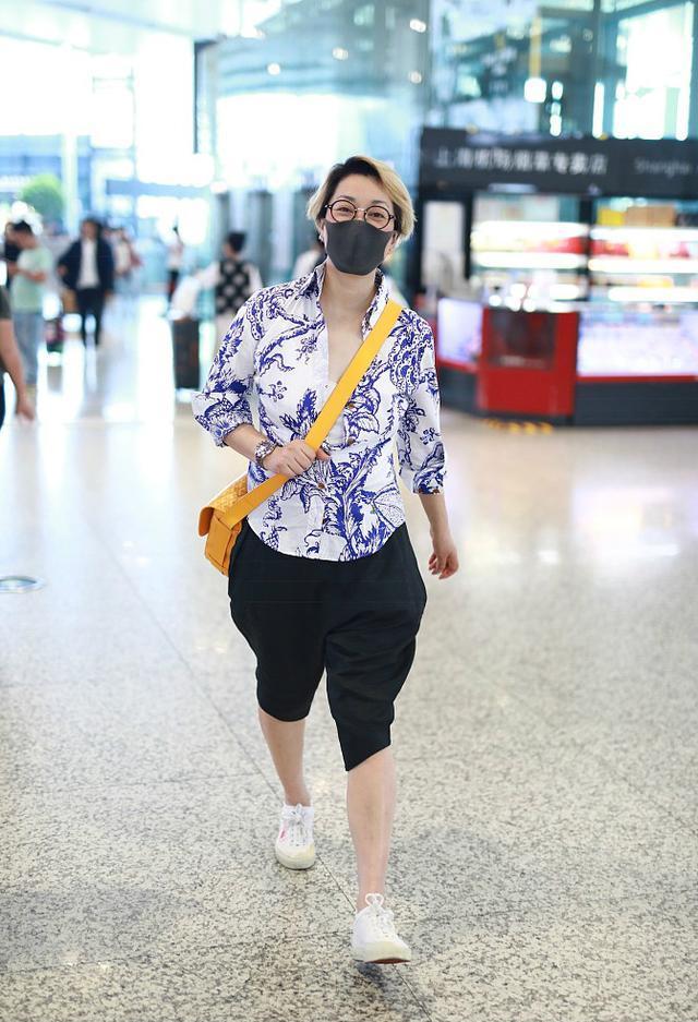 毛阿敏青花瓷印花衬衣 萝卜裤高级美 配上黑色口罩 哪有56岁 腾讯新闻