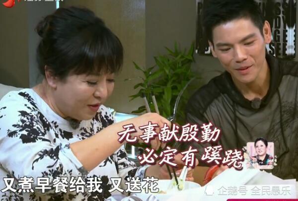 向佐家中内景曝光,桌子上摆放的照片格外显眼