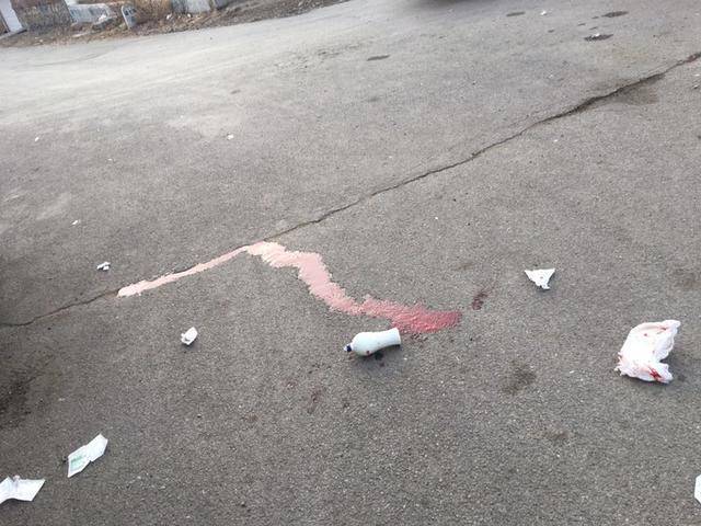 本溪男子躺街边头上地上全是血 被民警救下