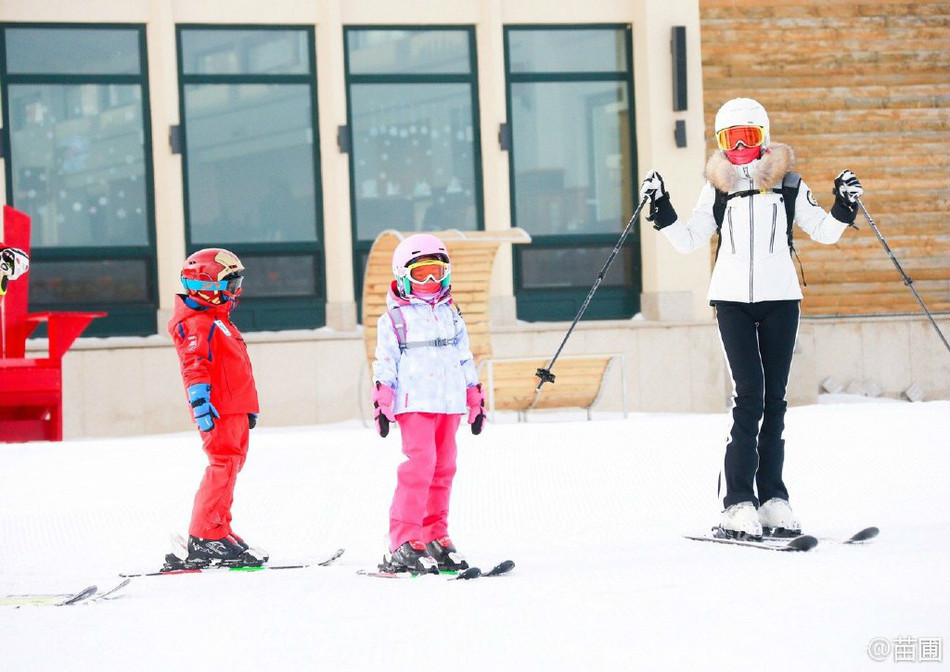 苗圃罕见晒娃,带龙凤胎儿女滑雪,身穿羽绒服难掩火辣身材