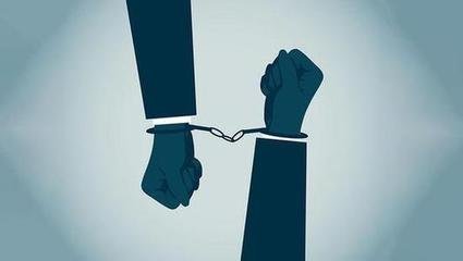 小伙穿"逍遥法外"衣服,引起民警注意,发现真是"逍遥法外"