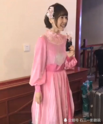 花泽香菜官宣北京跨年,腿上的丝袜亮了,网友:我一次能舔十双!