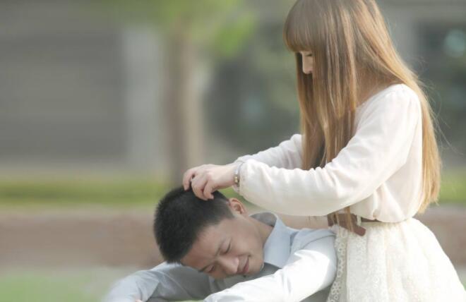 妈妈找女儿借钱给弟弟买房子,弟弟言辞拒绝:我不是"樊胜英"