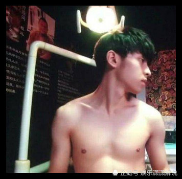 逃过了邓伦腹肌照,躲过了易烊千玺腹肌照,却被蔡徐坤撩到!