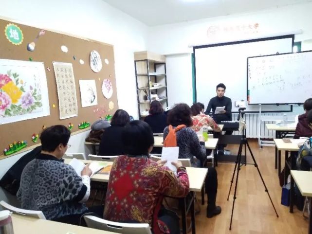 重返大学的老年班:学费低廉,常一座难求