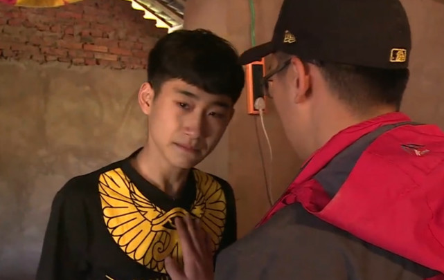 相信很多的小伙伴对变形计这档综艺节目记忆犹新,这是一个农村孩子与