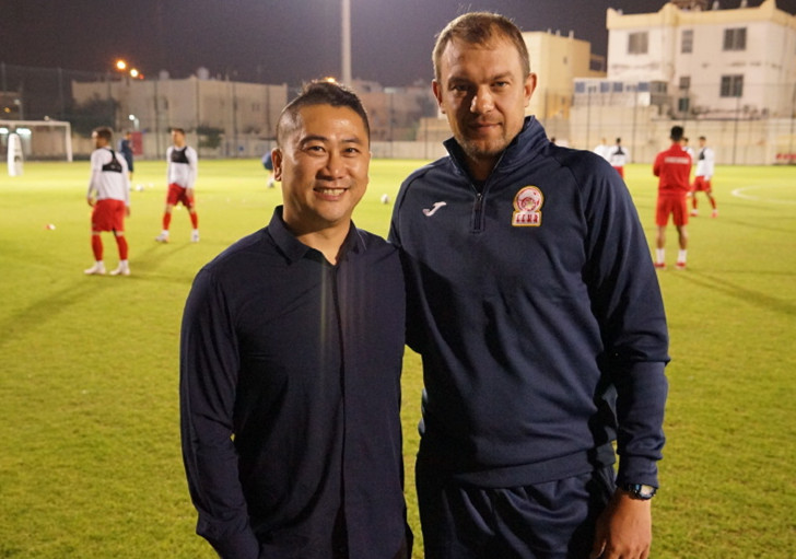 央视记者刘思远(左)与吉尔吉斯斯坦主帅克里斯蒂宁