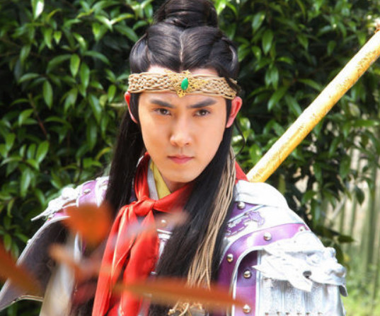 在12年电视剧《隋唐英雄》中张睿饰演罗成一角,在剧中张睿的外形就是