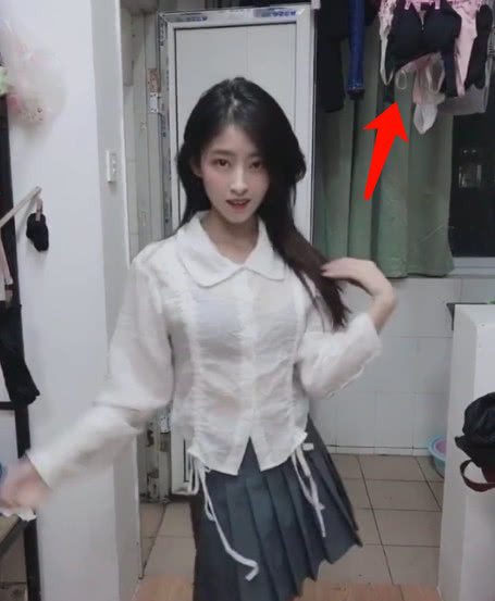 女大学生宿舍自拍,挂着的东西亮了,网友:大学都那么开放了吗?
