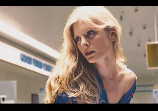 了本的作品,让他带着作品到画廊一趟,本很开心的将这个消息告诉了莎伦