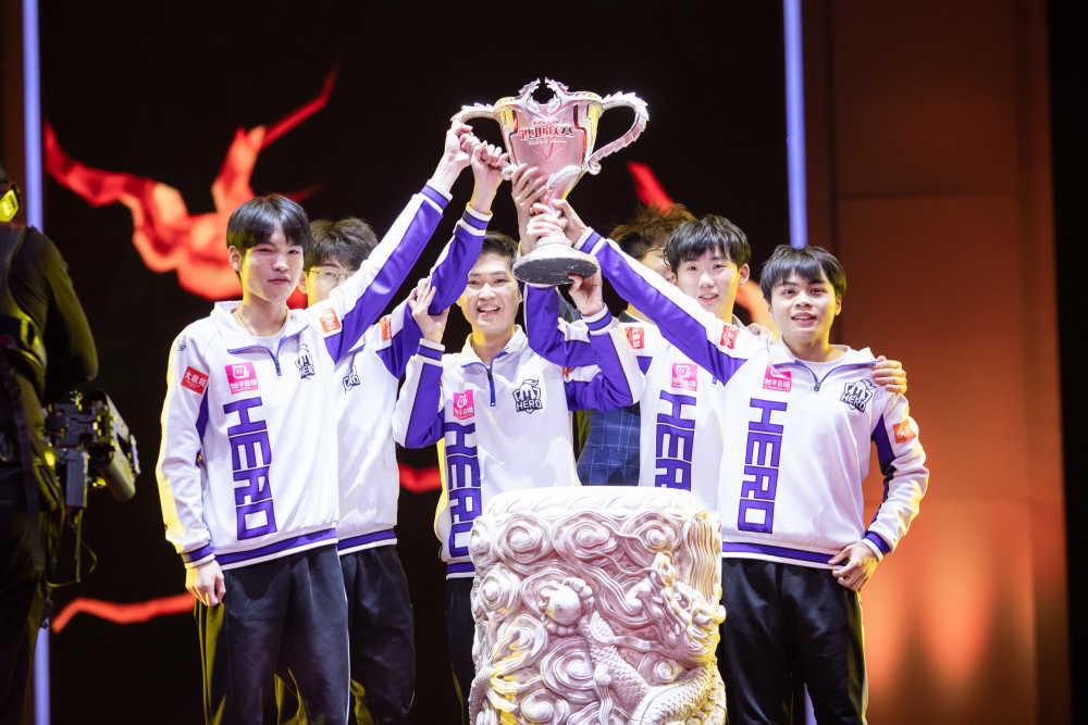 30天4次动荡成就hero捧杯路 哲神为队抱病也要回bp台